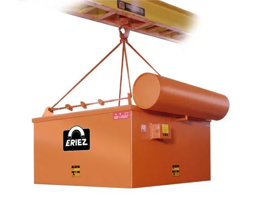Eletroímã suspenso Eriez, laranja e retangular, com um cilindro na lateral superior, pendurado por cabos em viga.