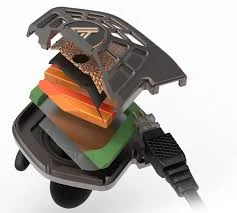 Audeze fone de ouvido magnético plano em vista explodida, mostrando camadas internas coloridas e componentes. Detalhe de cabo.