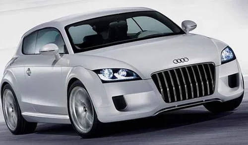 Audi coupé prateado em movimento, design futurista com grade imponente e faróis LED.