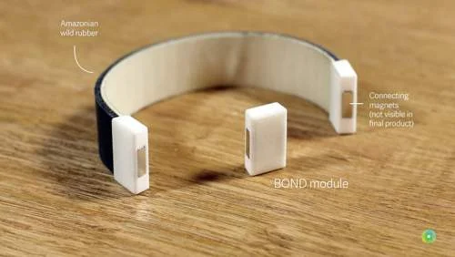 BOND dispositivo: pulseira de borracha amazônica escura com dois módulos brancos acoplados e um módulo BOND solto.