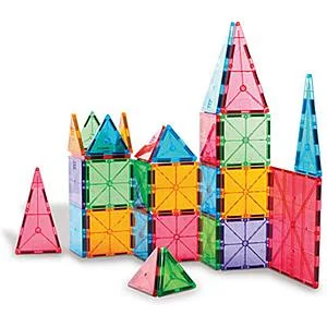 Brinquedo de imãs: peças magnéticas coloridas e translúcidas (quadrados e triângulos) montadas como um castelo e peças avulsas.