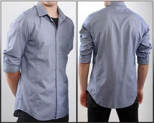 Camisa social masculina azul clara com mangas dobradas e fechos magnéticos. Vistas frontal e traseira em modelo.