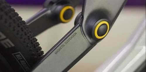 Canyon ebike com novo conceito de suspensão magnética. Detalhe do sistema MAGNETIC SUSPENSION com imãs no quadro.