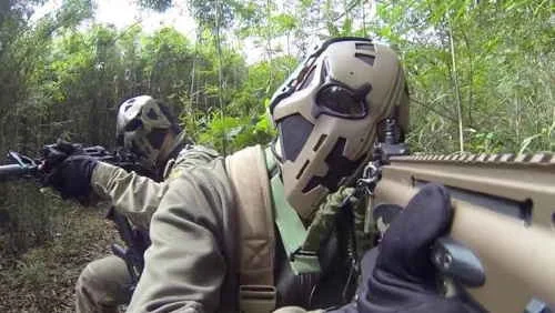 Capacete tático militar bege estilo Star Wars, design para exército americano, em soldado com rifle na floresta.