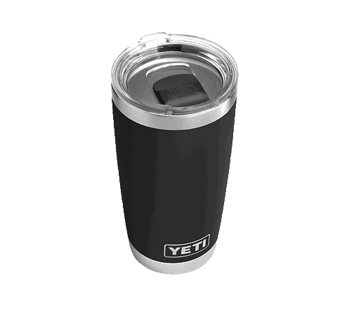 Copo térmico YETI preto, com tampa de imãs deslizante transparente. Superfície fosca, base e aro prateados.
