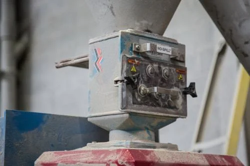 Separador magnético Ecovyn NO-SPILL cinza e azul, com hopper, botões de ajuste e base vermelha, para reduzir desperdício.