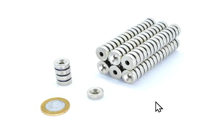 Ímã de neodímio 16x5mm Magtek. Anéis prateados empilhados em bloco, uma pilha menor e 1 solto, com moeda para escala.