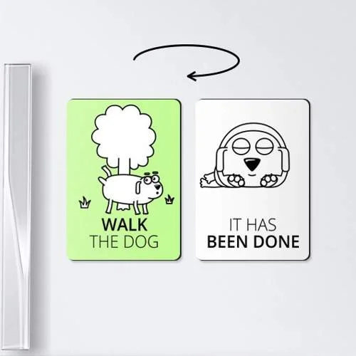 Ímãs de geladeira para organizar e manter sua vida em ordem: um verde WALK THE DOG, outro branco IT HAS BEEN DONE. Seta indica alternância.