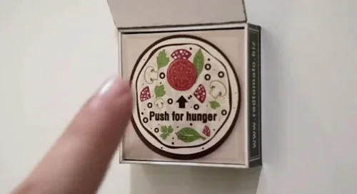 Ímã de geladeira redondo de pizza, Push for hunger, dedo apertando em caixa aberta para pedido.