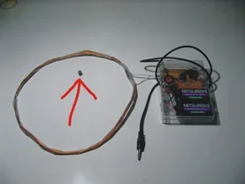 Componentes para ímãs e fones de ouvido: Aro de fio de cobre com seta, e módulo eletrônico Mitsubishi com cabo P2.