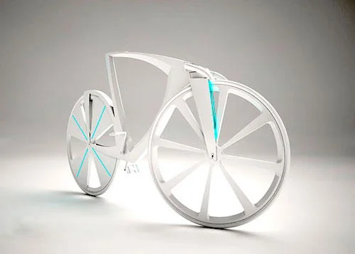 Bicicleta do futuro: veículo branco com design aerodinâmico, rodas segmentadas e iluminação azul. Fundo claro.