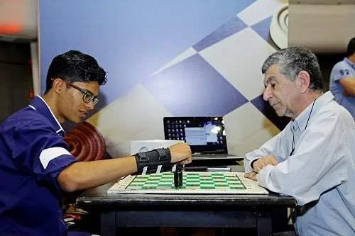 Jogo de tabuleiro com ímãs para deficientes físicos
