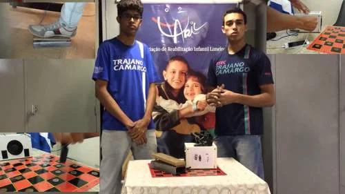 Jogo de tabuleiro magnético para deficientes físicos. Imagem em colagem: tabuleiro xadrez vermelho e preto, mãos interagindo e pessoas apresentando.