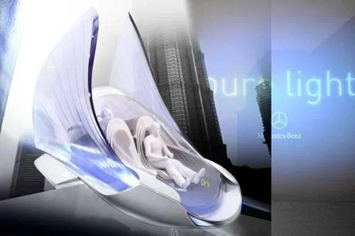 Carro futurista levitando, conceito de levitação magnética sem rodas com dois passageiros e design transparente da Mercedes-Benz.