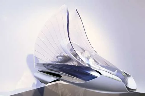 Carro futurista de levitação magnética sem rodas que levita, prateado e transparente com design aerodinâmico.