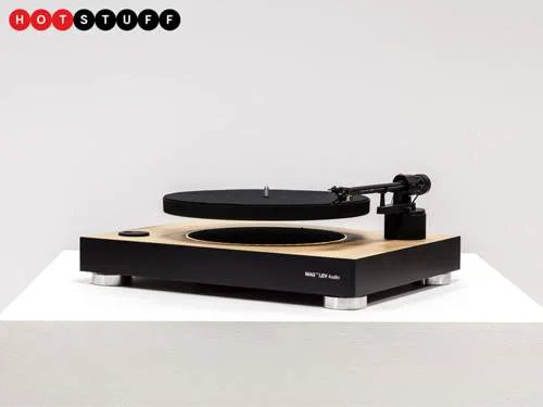 Toca-discos Mag-Lev Audio com plataforma giratória levitante preta sobre base de madeira clara e preta, tonearm à direita.