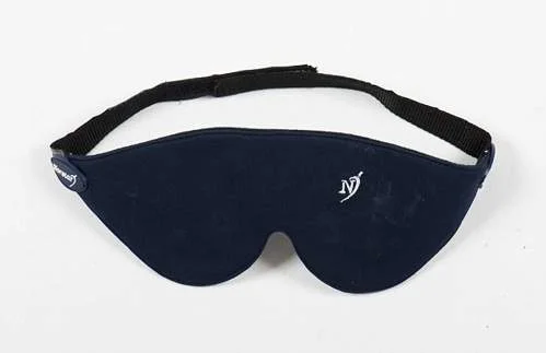 Máscara de olhos com ímãs, azul marinho, contornada, com alça elástica preta e logo branco.