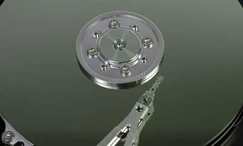 Hard Disk Drive IBM: prato espelhado e braço leitor. Utiliza menor ímã do mundo, tecnologia IBM.