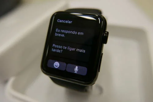 Novo Apple Watch preto com pulseiras, exibindo na tela Eu respondo em breve., Posso te ligar mais tarde? e ícones.