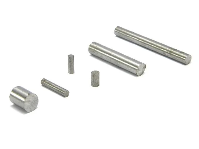 Ímãs de alnico cilíndricos. Seis barras de metal cinza de diversos tamanhos, dispostas em fundo branco.