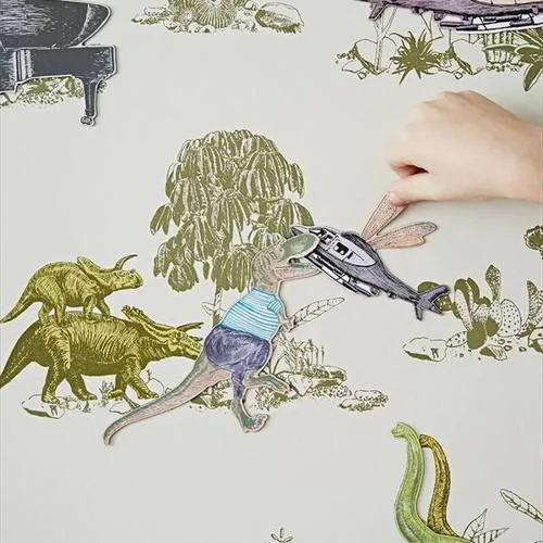 Papel de parede magnético infantil com adesivos de dinossauros e helicóptero. Mão de criança posiciona helicóptero, dinossauro de roupa segura.