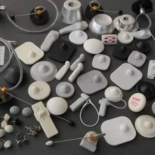 Potência de ímãs de neodímio tem feito lojistas trocarem etiquetas de segurança