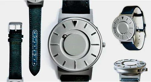 Relógios magnéticos para deficientes visuais. Mostrador prateado com esferas magnéticas indicadoras de tempo, pulseira escura. Várias vistas do pro...