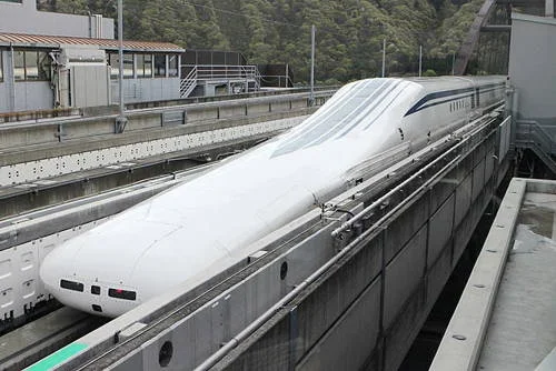 Trem magnético japonês bate novo recorde de velocidade 603 km/h