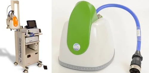 TSM Brainsway para parar de fumar: equipamento com carrinho, tela, bobina laranja e unidade de estímulos magnéticos branca/verde.