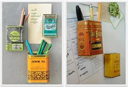 Potes de chá e especiarias de metal reaproveitados como utilidades para ímãs, fixados em painel magnético, guardando lápis e canetas.