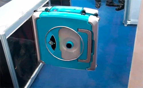 Robô Windoro azul e cinza para limpeza prática e segura de janelas. Dispositivo retangular com detalhes circulares, sobre piso azul.